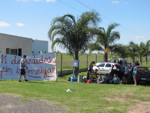 Familiares de los trabajadores despedidos acompañaron la medida