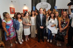 Seis nuevas imágenes de mujeres entrerrianas lucen en Casa de Gobierno.