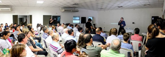 Brindó una charla en Viale