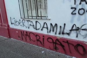 Repudio a las pintadas en el comité radical.