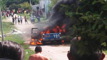 El crimen generó una pueblada y quemaron un móvil policial.