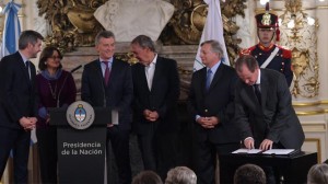 Bordet junto con Macri, Schiaretti, Marcos Peña y Aranguren en el acto.