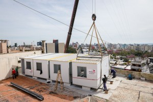 Ascendieron los módulos en la terraza del Edificio de las Cinco Esquinas.