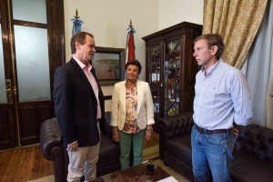 “Vamos a ir consensuando distintos proyectos para poder avanzar y darle aprobación al Presupuesto la semana que viene”, señaló Bahillo.  "Charlamos sobre las distintas reuniones que venimos teniendo en comisiones. Ya estuvo el ministro de Economía en la Comisión de Presupuesto y Hacienda de la Cámara de Diputados y estamos trabajando en conjunto con los senadores. Hoy asiste el ministro de Planeamiento a exponer sobre el plan de obras en el Presupuesto 2018”, mencionó el presidente del Bloque de Diputados del Frente Justicialista para la Victoria. Luego afirmó Bahillo: “En la Cámara de Diputados tenemos cinco bloques y si bien no estoy en condiciones de adelantar porque no soy quien debe hacerlo sino ellos, me parece que vamos a lograr un consenso importante y el acompañamiento de varios de esos bloques. Pero a los consensos hay que construirlos, hay que trabajarlos y para eso tenemos distintas reuniones, como por ejemplo esta tarde la de la Comisión de Legislación Agraria y después de la Presupuesto. Ahí vamos a ir acordando distintos proyectos para poder avanzar y darle aprobación al presupuesto la semana próxima”. En materia de obra pública, dijo que "tiene una previsibilidad. A uno le gustaría tener una mayor magnitud de obra pública pero no obstante estar faltando más financiamiento nacional, hay casi 11.000 millones de pesos por los fondos que vienen asignados a obras públicas, ya sea la coparticipación del Fondo Federal Solidario, la coparticipación del Impuesto a las Ganancias que viene afectado para obras o los fondos que van a Vialidad provincial que son afectados por impuestos provinciales o también por coparticipación de impuestos específicos del gobierno nacional. Ahí tenemos un volumen de obra importante para realizar en la provincia”. Finalmente, Bahillo destacó que “las cuentas públicas muestran un mejoramiento notable con respecto a 2016 en su proyección para el 2018. El déficit baja notablemente y de sostener este tipo de acciones, de medida, esta modalidad de trabajo tendiente a mejorar la calidad del gasto, en el corto plazo vamos a tener una provincia equilibrada”.