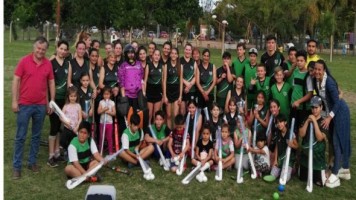El gobierno provincial entregó elementos deportivos a Hockey Oro Verde.