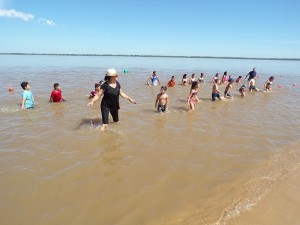 Los chicos disfrutan de las acciones de verano.