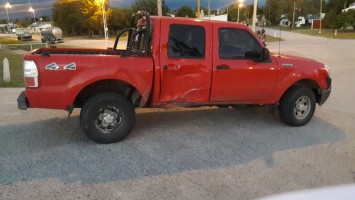 La camioneta colisionó con una moto.