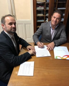 Firma de la escritura de la escuela Técnica.