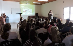 Charla sobre cuidado ambiental en escuelas.