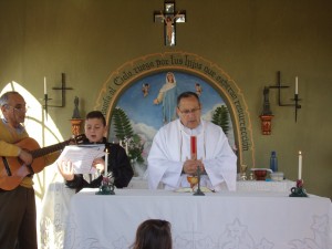 Celebración religiosa en la capilla restaurada