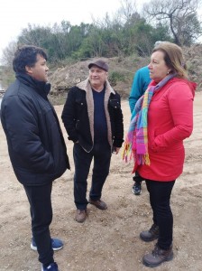 Sánchez y Benitez en la llegada de las vigas para el puente