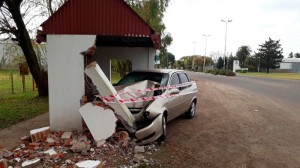 Un auto en el que se conducía un matrimonio, despistó y chocó contra la garita.