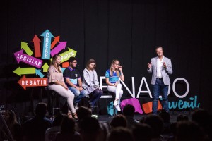 El senado junto a los jóvenes