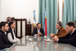 Junto a las entidades intermedias.