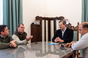 Bahl junto a los organizadores.