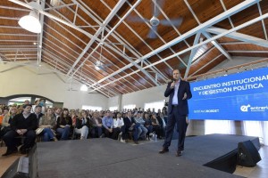 Bordet con intendentes, concejales y legisladores de toda la provincia.