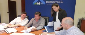 Se firmó el contrato para iniciar las obras de 10 nuevas viviendas.