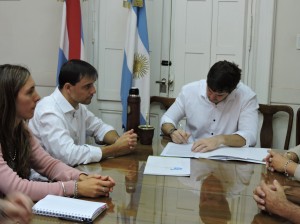 Firma de acuerdo para la realización de servicios técnicos.