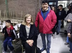 Sánchez entregó mobiliario escolar junto a Romero