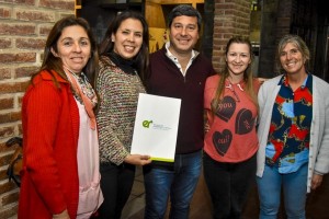 Zavallo hizo entrega de un aporte a escuela de Viale