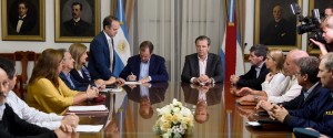 Bordet con funcionarios.