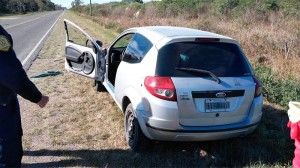 El automóvil se estacionó en la banquina