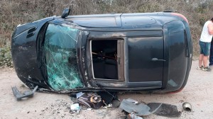 En esa circunstancia terminó en banquina de la misma mano en que se conducía, donde volcó. El rodado quedó de costado, sobre el lateral izquierdo.  Producto del siniestro, el conductor padeció sólo un golpe en la pierna, herida que no revestía gravedad, según informaron desde la Comisaría de La Picada.