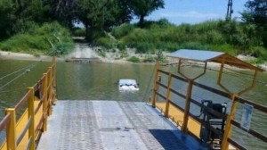 Una camioneta cayó al agua