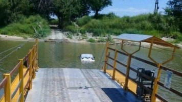 Una camioneta cayó al agua