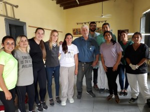 Dellizzotti junto al equipo que realizó castraciones y desparasitaciones en Colonia Avellaneda