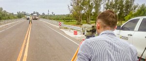 Pruebas de carga en el puente de Hernandarias.