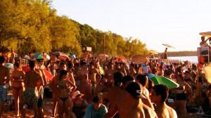 Multitudinaria fiesta de la Playa en Villa Urquiza