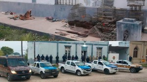 Hallan armas, pájaros enjaulados y más.