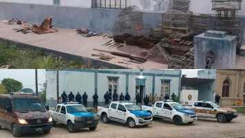 Hallan armas, pájaros enjaulados y más.