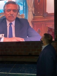 Saludo de Fernández.