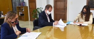 Firma del convenio para la implementación del programa Acompañar.