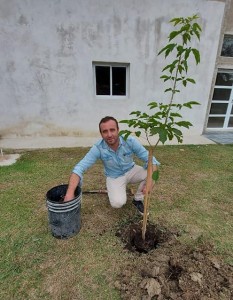 En Brugo plantaron un árbol en el día de la Memoria