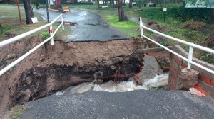 La fuerte correntada arrasó con el puente de acceso al camping