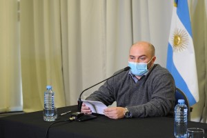 Dijo que ya se aplicaron 266.374 vacunas en la provincia y destacó la expectativa que se abre con la llegada de otras 100.000 dosis. Tras felicitar a las enfermeras y enfermeras al celebrarse su día, Bachetti expuso en la conferencia de prensa virtual realizada este mediodía sobre la marcha de la vacunación en la provincia. "En el monitor al día de la fecha tenemos 266.374 dosis aplicadas y registradas en nuestra provincia sobre las 353.301 dosis recibidas. Esto en concepto de primer y segundo componente", precisó y aclaró luego que "en las últimas semanas hemos recibido muchísimas dosis de la vacuna china Sinopharm y es la que se está aplicando en toda la provincia como segunda dosis a las personas para completar el esquema. Es importantísimo remarcarlo. Hay más de 45.000 entrerrianos que tienen las dos dosis, y se seguirá avanzando cuando se cumplan con los intervalos de tiempo correspondiente para cada vacuna, aplicando esta segunda dosis”, destacó. Dicho esto, adelantó que se "está a la espera de recibir desde Nación nuevas dosis del primer componente, más que nada de la vacuna Suptnik para continuar con el plan de vacunación en toda la provincia". AMPLIACIÓN DE GRUPOS Bachetti mencionó que desde Nación se amplió la población objetivo a vacunar, más que todo entre las personas de 18 y 59 años. Explicó que si bien “son grupos que estaban establecidos desde un inicio en el plan de vacunación, las nuevas experiencias y datos que existen han hecho que se pueda aumentar este grupo a vacunar". Al respecto, precisó que los diabéticos uno y dos estaban contemplados desde un primer momento, al igual que la obesidad grado dos hacia arriba, grado tres y mórbida. Las enfermedades cardiovasculares como la insuficiencia cardíaca, la enfermedad coronaria, valvulopatía, las miocardiopatías y la hipertensión pulmonar, la enfermedad renal crónica, donde están incluidos los pacientes en diálisis que desde la provincia ya se contempló. Mencionó además la enfermedad respiratoria crónica que son un grupo de enfermedades donde está el epoc, la fibrosis quística, otro grupo que ya se pudo abarcar, la enfermedad intersticial pulmonar, el asma grave. "Acá es importante marcar en estas dos patologías o grupos de patologías, las cardiovasculares y en las respiratorias crónicas, donde el asma -que es una de las enfermedades más frecuentes- la que tiene prioridad es la que tiene un asma grave, y dentro de la enfermedad cardiovascular, en un primer momento no está contemplado, la hipertensión arterial esencial, pura, sin otra complicación cardiovascular", precisó. Dijo luego que “la cirrosis, la cirrosis hepática también es un grupo de patologías que con el coronavirus tuvieron muy mala evolución”. Bachetti anunció que “a lo que se empieza agregar, dentro de este grupo de personas de entre 18 y 59 años, con las personas con las personas con VIH, los pacientes que están en lista de espera para trasplante de órganos sólidos y trasplantados. Estos también lo hemos abarcado desde la provincia. Tenemos personas con discapacidad, residentes de hogares, residencias y pequeños hogares. En eso ya se iniciaron reuniones con todas las instituciones o direcciones que engloban a estos grupos. Hay que dejar bien claro que estos grupos de discapacidad, después se detalla un poco más, no son el 100 por ciento de las personas con certificado nacional de discapacidad, sino que son un grupo dentro de estas personas mayores de 18 que tiene el certificado. Otros son los pacientes oncológicos y oncohematológicos, o de enfermedad activa (menos de un año desde el diagnóstico, tratamiento actual o haber recibido tratamiento inmunosupresor en los últimos 12 meses, enfermedad en recaída o no controlada”. Indicó que "en este tipo de patologías, tiene que haber aval y una recomendación del propio médico especialista oncológico porque no todos los casos son iguales, así que en eso, como todos los grupos de crónicos, precisamos del certificado del médico de cabecera o especialista, el cual queda archivado para el Ministerio de Salud en los vacunatorios”. Más adelante, informó que “se realizarán auditorías específicas sobre la presentación de los certificados para evitar cualquier complicación o que cualquier persona que presente un certificado apócrifo -parece raro decirlo, pero tenemos que remarcarlo- porque puede llegar a pasar. Desde el Ministerio se auditará ese tipo de certificados de todas las patologías crónicas”. En el caso de “los pacientes que requieran o realicen tratamiento quimioterápico, con la recomendación del profesional especialista, siempre tiene que haber un tiempo prudente entre la aplicación de cualquier dosis de vacuna que requiera que trabaje el sistema inmunológico de las personas y del tipo de tratamiento que estén realizando”. Dijo que otro de los grupos que se incluye son las personas que están cursando una tuberculosis activa, y apuntó que en este sentido ya hubo intercambio de información con la Dirección del Programa de Tuberculosis de la provincia. “Así que oportunamente se van a ir anunciando a todos los efectores como se van a abordar para estos grupos a la hora de coordinar la vacunación”, dijo Bachetti y sumó también a las personas con discapacidad intelectual y del desarrollo que inhabiliten las capacidades individuales de ejecutar, comprender o sostener en e l tiempo las medidas de cuidado personal para evitar el contagio o transmisión del Covid, o que se encuentren institucionalizados en hogares o residencias de larga permanencia o que requieran asistencia profesional domiciliarias o de internación. Sobre esto apuntó: “Este es un grupo muy amplio que hay que abordarlo con las instituciones que abordan estos casos. Son grupos donde hay subjetividad den el diagnóstico, en relación a poder cuidarse o no, pero en eso desde la provincia vamos a hacer trabajos previos a poder convocarlos específicamente teniendo en cuenta cada patología”. Informó luego que el último grupo que se incluyó es el grupo con síndrome de down, priorizando a los mayores de 40 años, “donde se ha evidenciado mayor riesgo en relación a lo que se ha ampliado desde el Ministerio de Salud de la Nación por medio de la Comisión Nacional de Inmunizaciones”. Precisó que ya se iniciaron en la provincia todas las reuniones y todos los encuentros previos para organizar esta vacunación, y dijo que es un plan de vacunación atípico en relación a otras vacunaciones anteriores, que tiene que tener un formato organizado con turnos previos, evitando las aglomeraciones. “Pedimos a los familiares que tengan paciencia y oportunamente a cada efector se les va a informar cómo se va a abordar. Pero claramente estas personas están incluidas en el plan de vacunación y se van a vacunar en el menor tiempo posible”, expresó el funcionario. Por último, Bachetti informó la expectativa que se abre en torno a la vacunación con la llegada de casi 4 millones de dosis de vacunas de Oxford Astrazeneca, lo que fue informado este martes de la ministra de Salud de la Nación, y dijo que a la provincia se remitirán más de 100.000 dosis de este stock que llega desde fin de mes. “Esto nos abre el camino para poder avanzar mucho más rápido y con más celeridad en los grupos de riesgo en nuestra provincia. Es una buena noticia porque nos da mayores expectativas para poder avanzar con los grupos más rápidamente”, completó Bachetti.