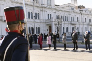 Izamiento del Pabellón Nacional en el 201°.