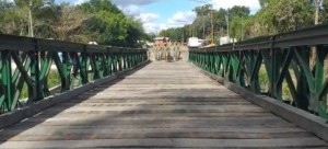 Colocaron un puente en el acceso al balneario en Piedras Blancas