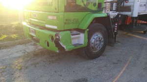 Un camión colisionó con una moto