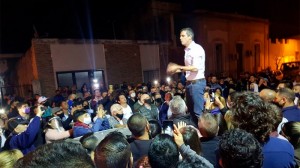 Cresto ante los militantes.