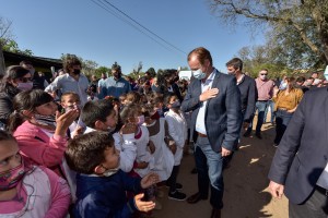 En Colón para inaugurar obras viales y educativas.