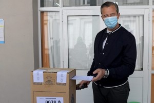 Bahl votó en la escuela