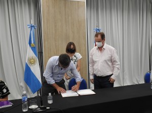 Firma de contrato.