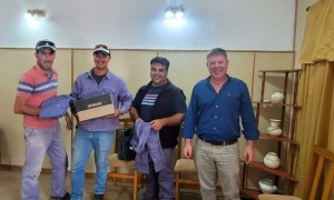 Entrega de ropa a personal municipal de María Grande