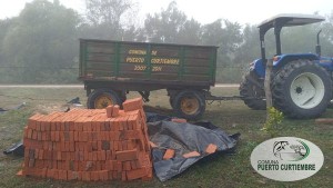 Entrega de materiales de construcción en Puerto Curtiembre