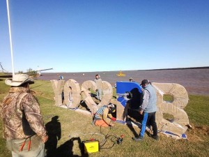 Personal municipal en  los últimos detalles para el festejo