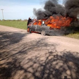 Las llamas cubrieron todo el vehículo